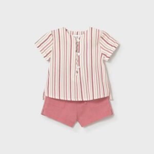 Conjunto de dos piezas para recién nacido con camisa de rayas y pantalón corto en tono terracota: imagen 2