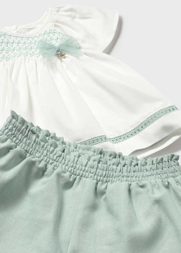 Conjunto de dos piezas con detalles de volantes y estampado floral