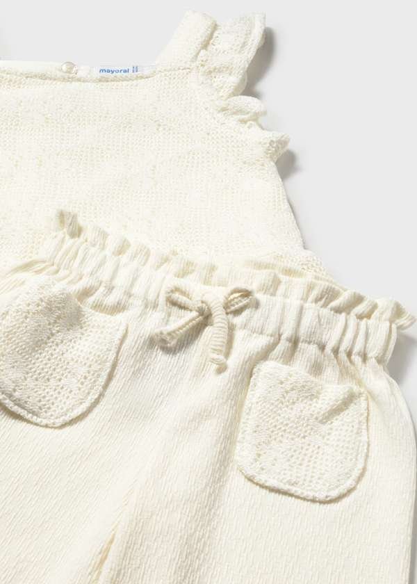 Conjunto de dos piezas con acabados en crochet y volantes