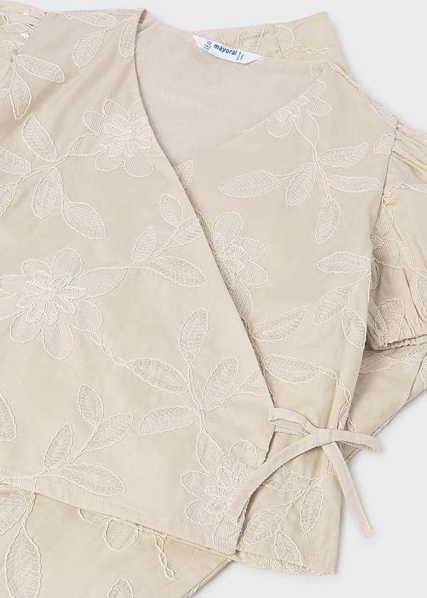 Conjunto de dos piezas con blusa cruzada y bordado floral integral